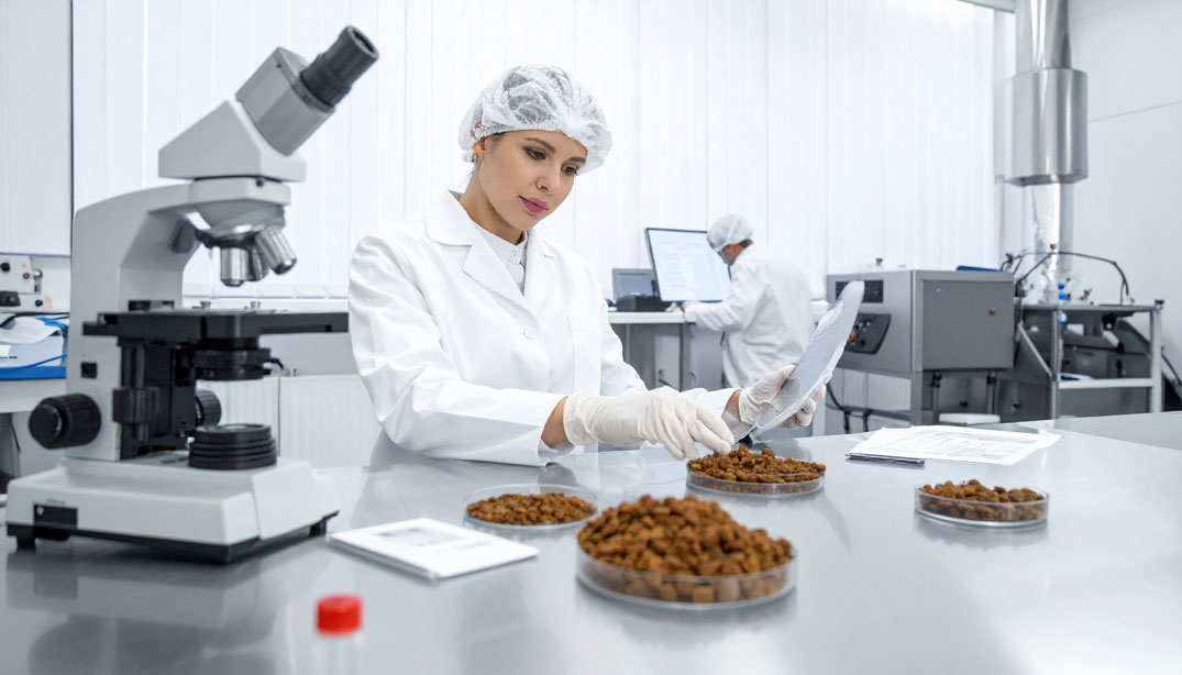 Technicienne de laboratoire analysant des croquettes pour assurer un contrôle qualité rigoureux